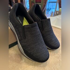 Sketchers - Men’s 9 relaxed fit